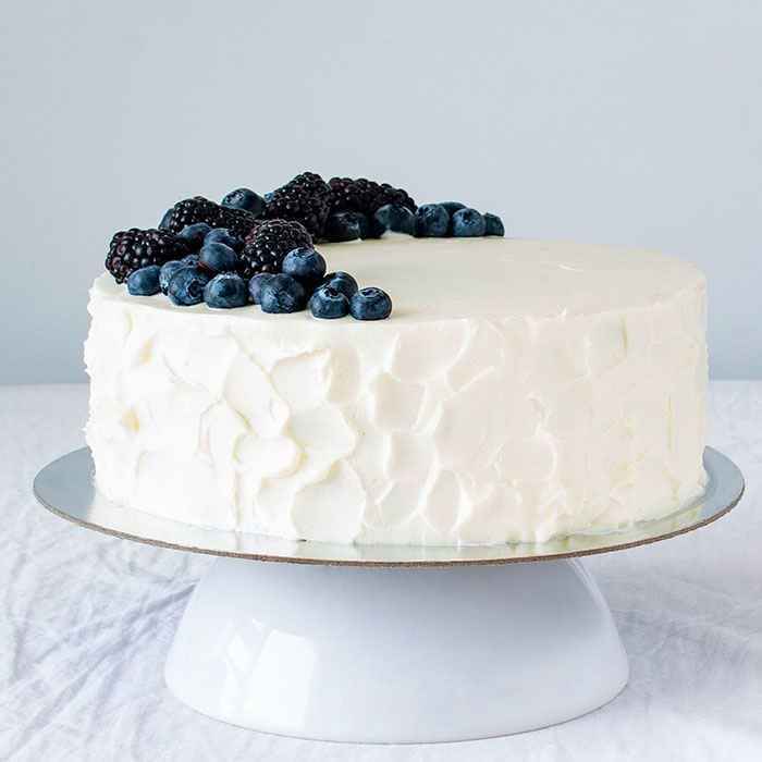 Ягоди на білому кремі