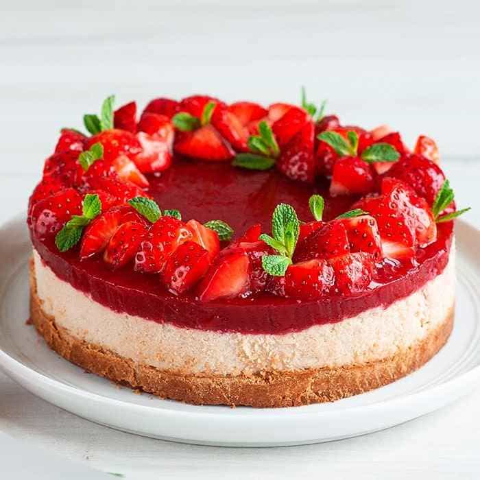 Рожеве желе під полуницями